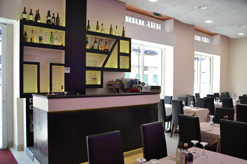 Bar e area cocktail del ristorante Marina sul Naviglio Milano